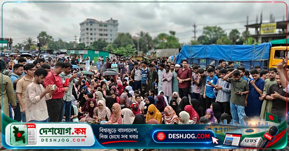 কুমিল্লা বিশ্ববিদ্যালয়ের শিক্ষার্থীরা মহাসড়ক অবরোধ করে অপ্রতিম হত্যাকাণ্ডের বিচার দাবি