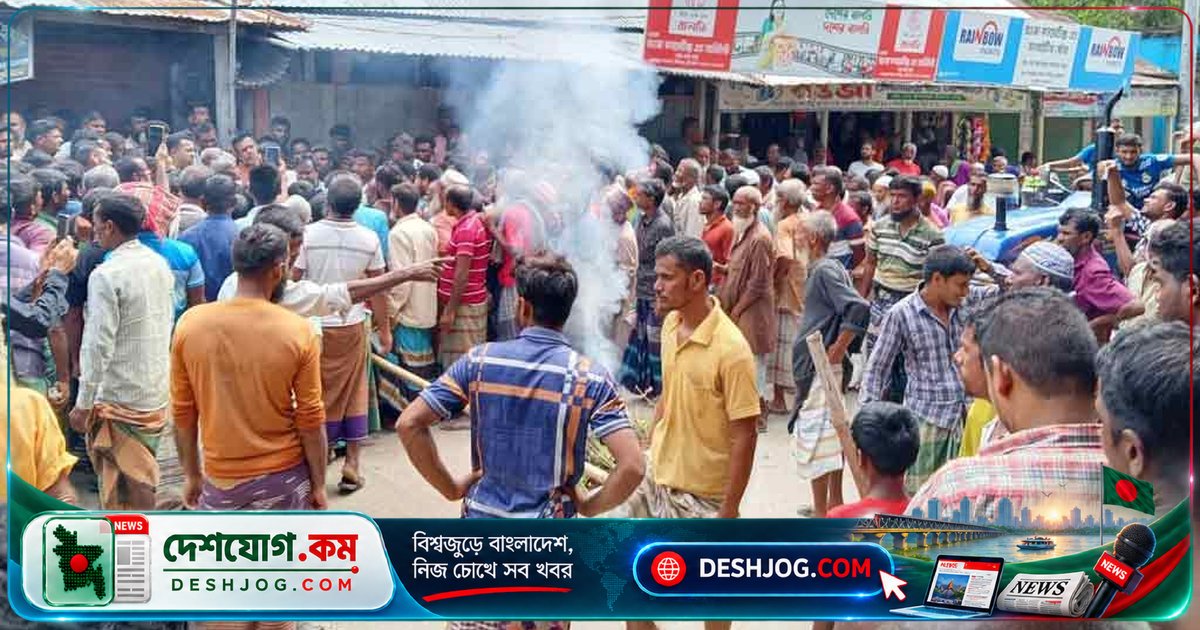 কুড়িগ্রামের কৃষক সড়ক অবরোধ: সার বিতরণে কর্মকর্তা ও ডিলার সটকে পড়লে আগুন জ্বালায় বিক্ষোভ