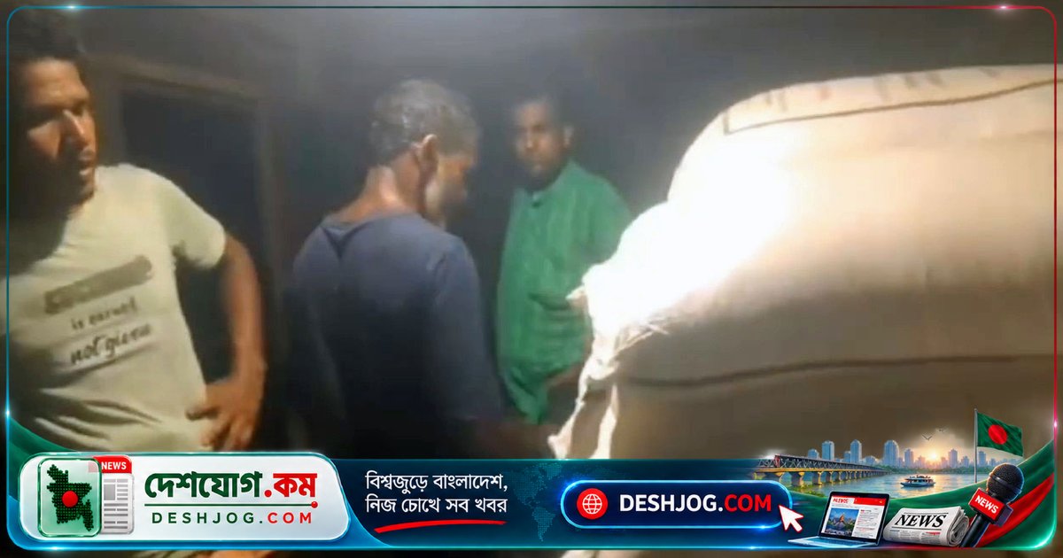 কুড়িগ্রামের নৌকায় আটক ৩৯ বস্তা সার: প্রশাসন দায় নিতে অস্বীকার, জনতা বিক্রি করে দিল সরকারি দামে