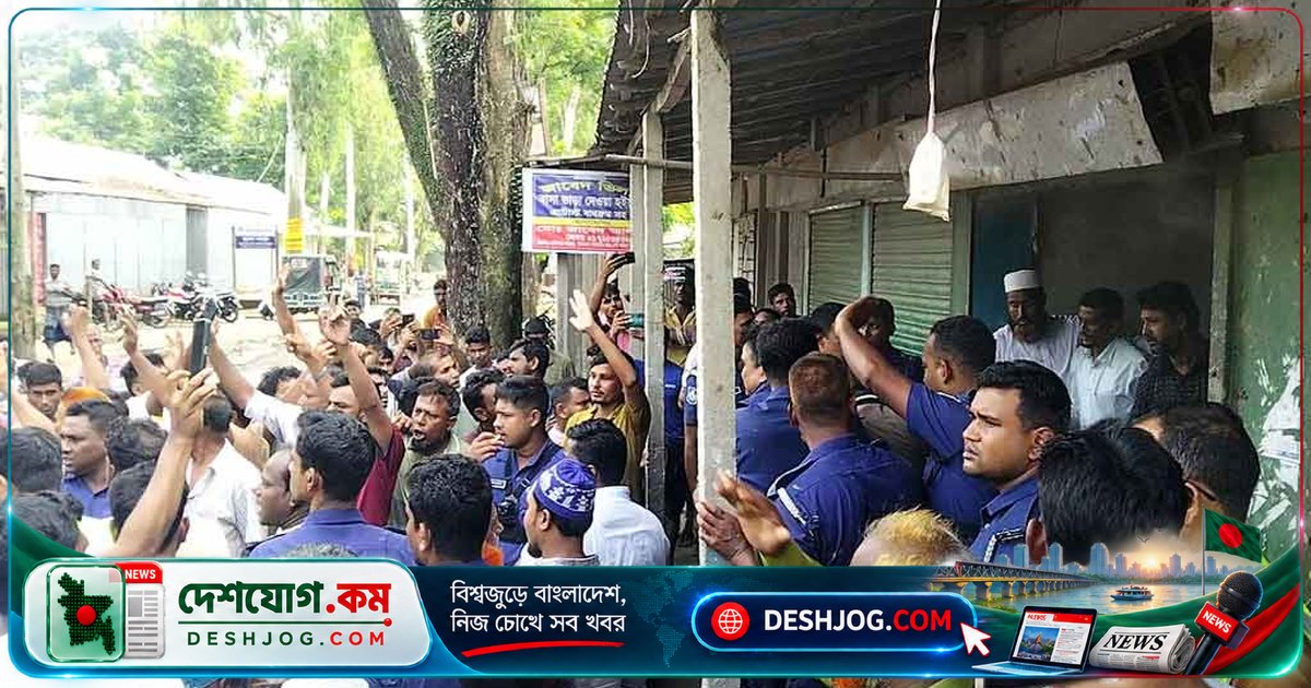 কুড়িগ্রামে সার বিতরণে বিক্ষোভে অবরুদ্ধ কৃষি কর্মকর্তা, সড়ক অবরোধের ঘটনা