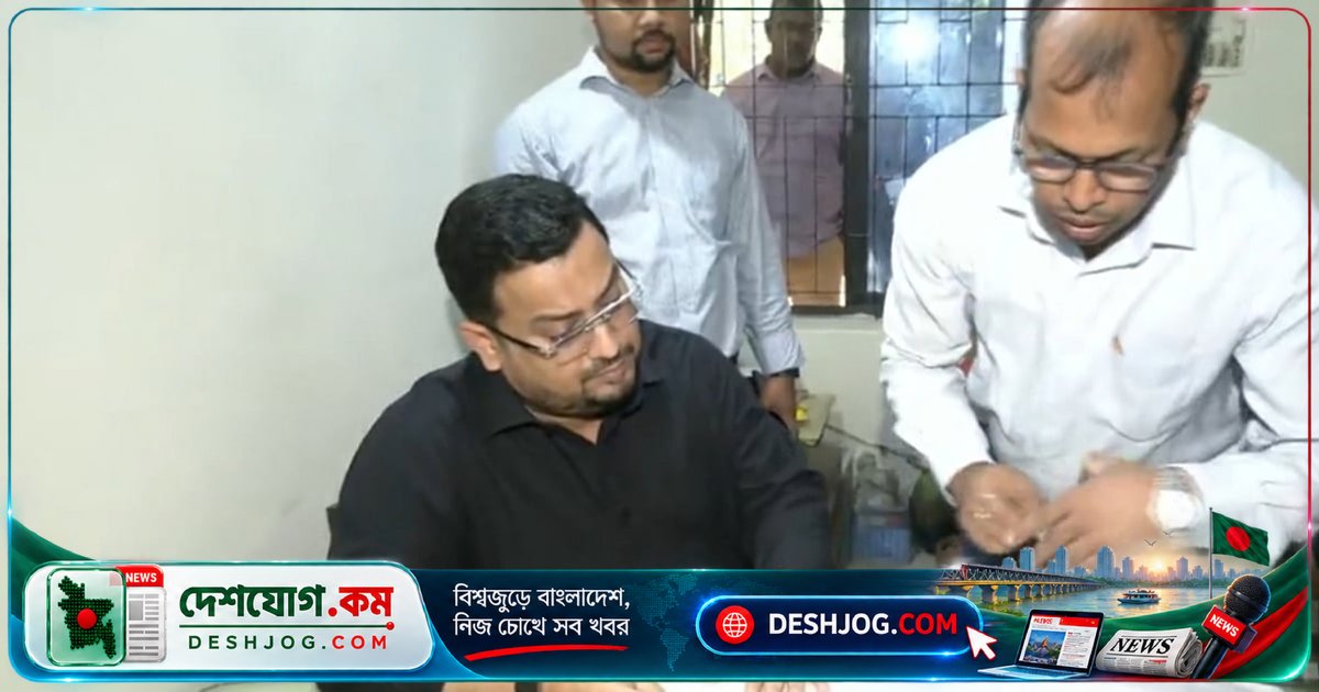 নারায়ণগঞ্জ ভূমি অফিসে প্রতিমন্ত্রীর অভিযান: হাজিরা খাতায় আগাম স্বাক্ষরের জালিয়াতি ধরা পড়ল
