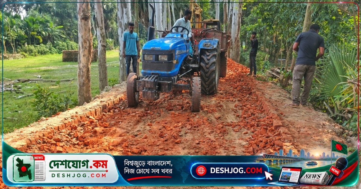 নওগাঁর মান্দা সড়ক থেকে নিম্নমানের ইটের খোয়া অপসারণ শুরু, ঠিকাদারকে জামানত বাজেয়াপ্তের হুমকি