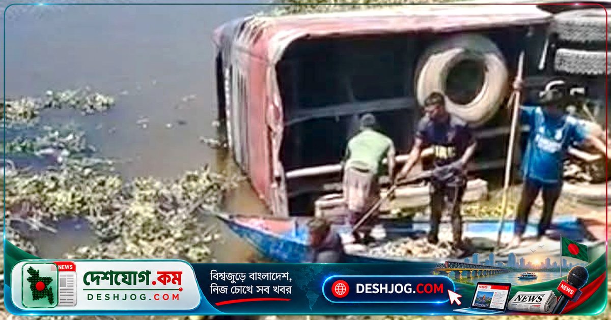 মানিকগঞ্জের শিবালয়ে ট্রাকের ধাক্কায় বাস ডোবায়, ২০ জন আহত; একজনের অবস্থা গুরুতর