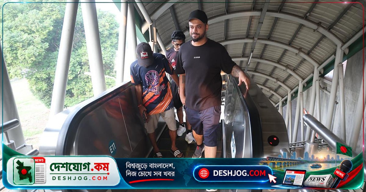 মেট্রোরেলে হাফপ্যান্ট পরার অধিকার দাবিতে তরুণদের শান্তিপূর্ণ প্রতিবাদ: পুলিশের হেনস্তার প্রতিশোধ নেওয়া হয়নি