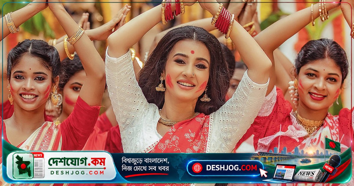 মনামী ঘোষের পূজার স্মৃতি ভাগ করে নিন: দেখুন তার ‘আইলো উমা বাড়ি’ গানের ১২টি মমতাময় ছবি