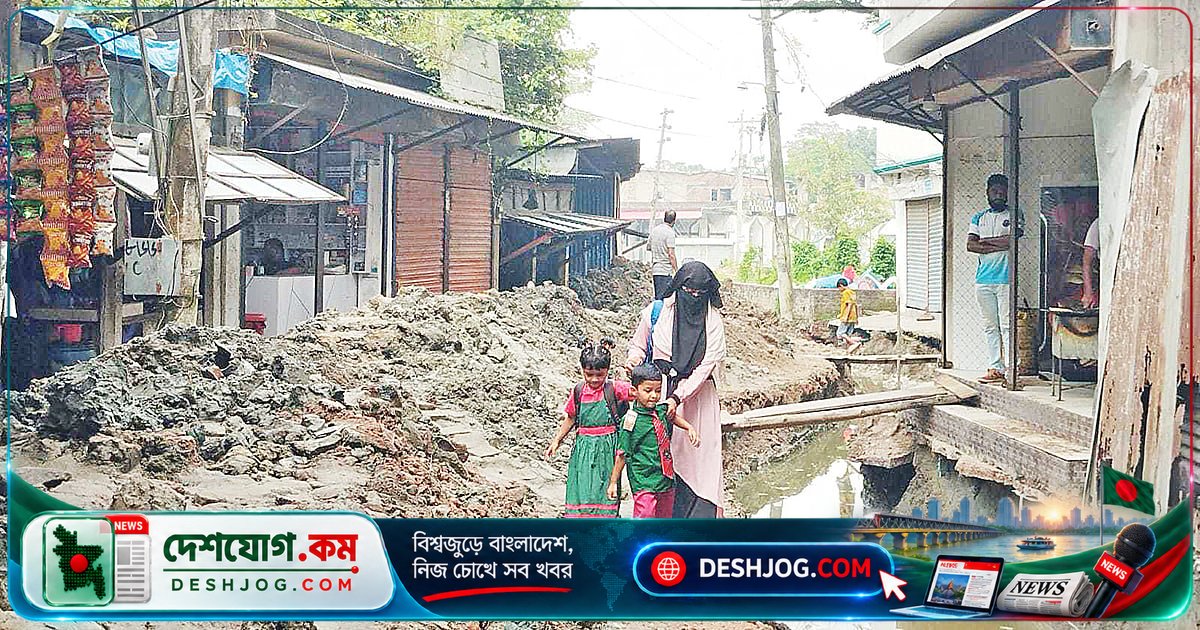 মুন্সিগঞ্জের গুরুত্বপূর্ণ সড়ক পুরো বন্ধ, নির্মাণ কাজে ভোগান্তিতে পড়েছেন স্থানীয়রা