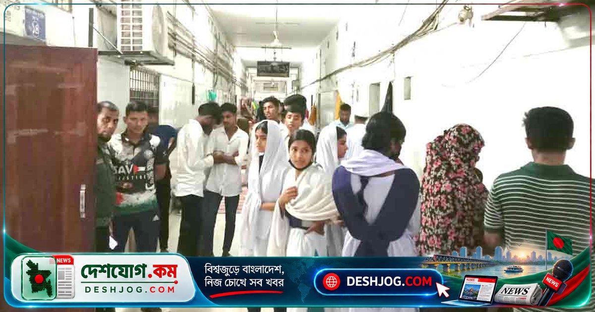 ময়মনসিংহে শিক্ষক মুক্তির দাবিতে মিছিলে দুর্বৃত্ত হামলায় ১০ শিক্ষার্থী আহত, পুলিশ নিয়ন্ত্রণ হারায়