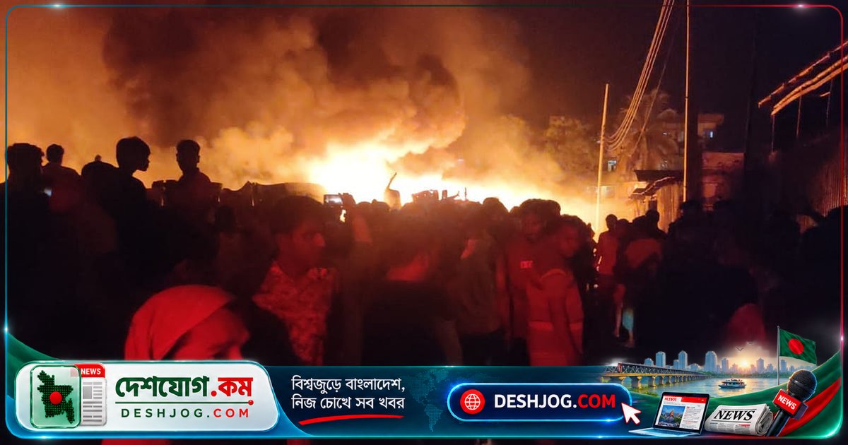 নারায়ণগঞ্জ ফতুল্লায় ঝুটের গুদামে রাতের আগুনে পুড়ে যাওয়া ২৬টি গুদামের মালামাল, এক কোটি টাকার ক্ষতি