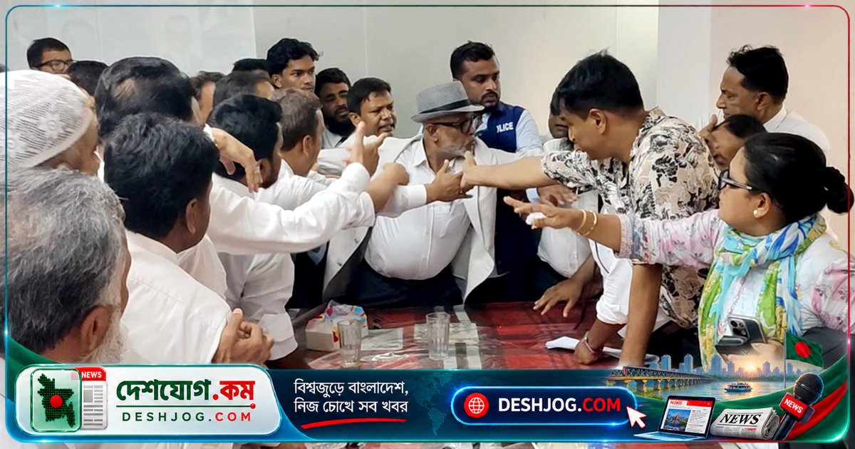নারায়ণগঞ্জ আদালতপাড়ায় বিএনপি-পন্থী আইনজীবীদের মধ্যে উত্তেজনাপূর্ণ হাতাহাতি, পিপি আহত