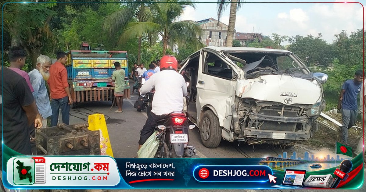 নাটোরের রেলগেটে ট্রেনের ধাক্কায় হাইএক্স মাইক্রোবাস ধ্বংসপ্রায়: চালক ৩২ বছর বয়সী