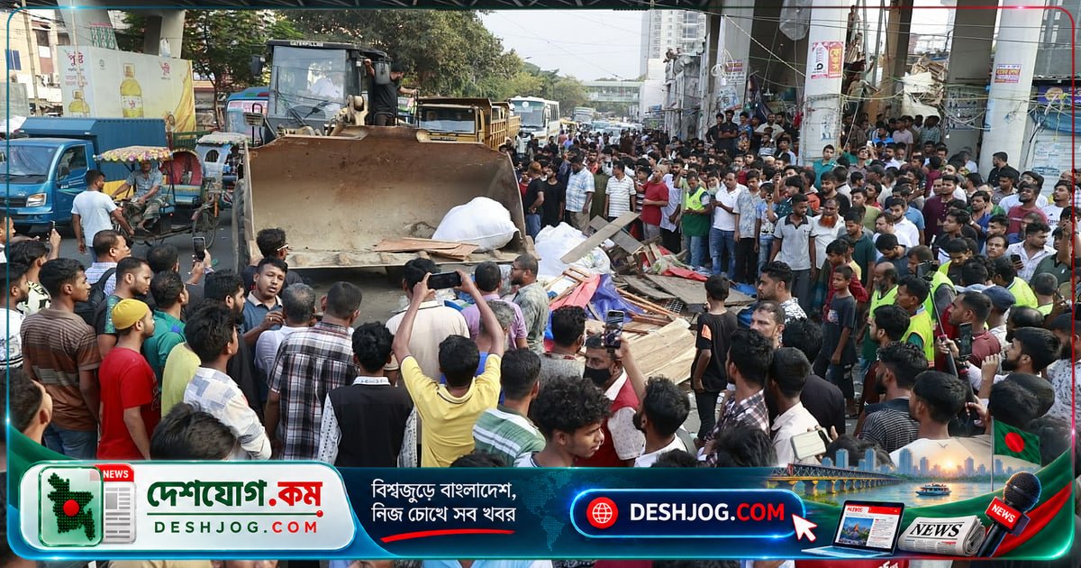 ঢাকার নিউমার্কেটে ফুটপাত দখলমুক্ত অভিযানে হকারদের সরিয়ে নেওয়া গাছের চারা বসানো