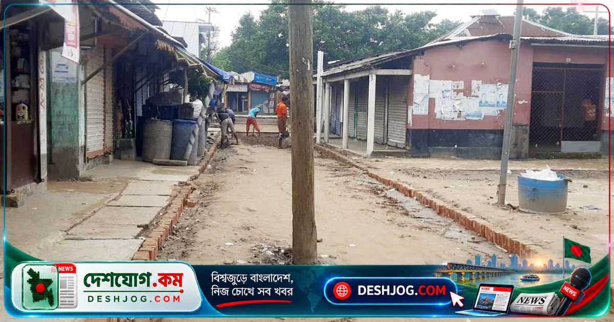 নওগাঁর আত্রাইতে সড়ক নির্মাণে বিদ্যুতের খুঁটি অপসারণ না হলে জনভোগান্তি চরমে পৌঁছবে