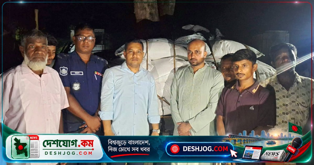 নওগাঁ থেকে রাজশাহী পাচারে আটক ১২০ বস্তা সার, স্থানীয়রা জব্দ করে সরকারি হেফাজতে রাখে