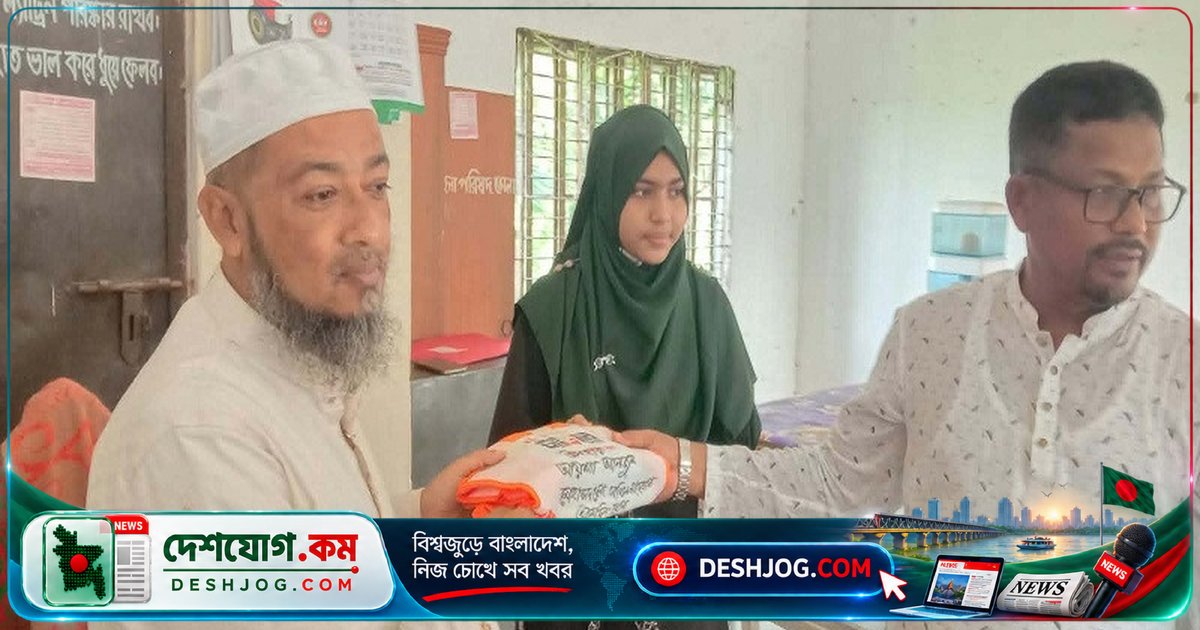 নজরুল বর্ষে বক্তৃতা প্রতিযোগিতায় প্রথম হওয়া শিক্ষার্থীকে পুরস্কৃত: ভোলার তজুমদ্দিন মাদরাসা