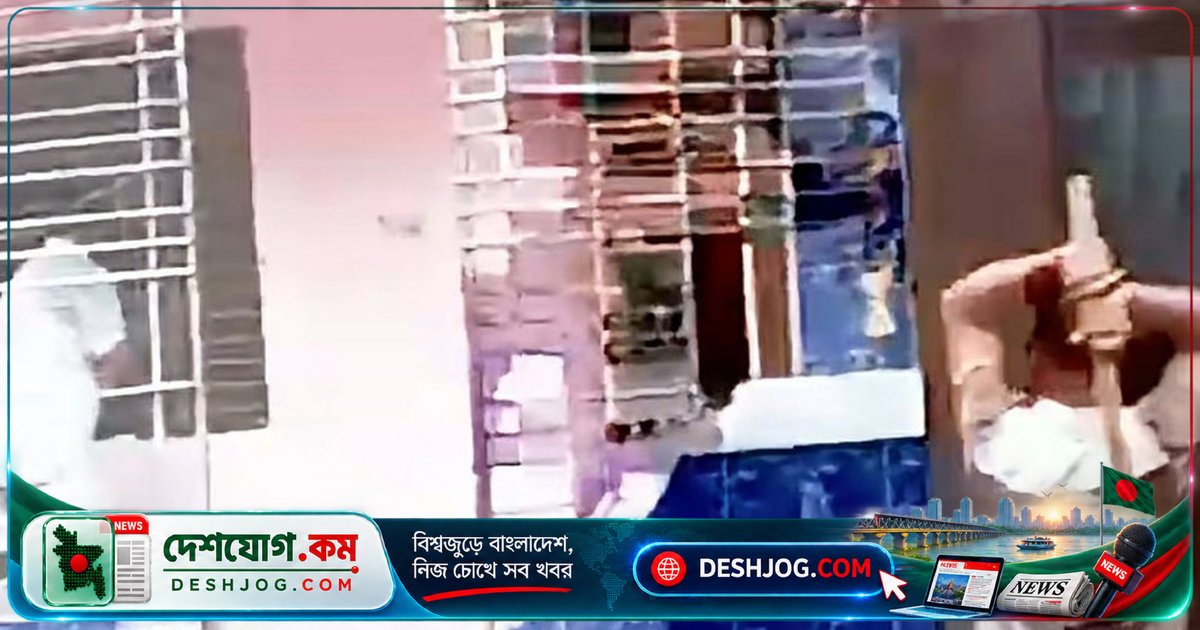 পাবনা: শিশু হত্যাকাণ্ডের অভিযুক্তের বাড়ি ভাঙচুরে রূপান্তরিত জনরোষ, ফাঁসির দাবি জানায় বিক্ষুব্ধ জনতা