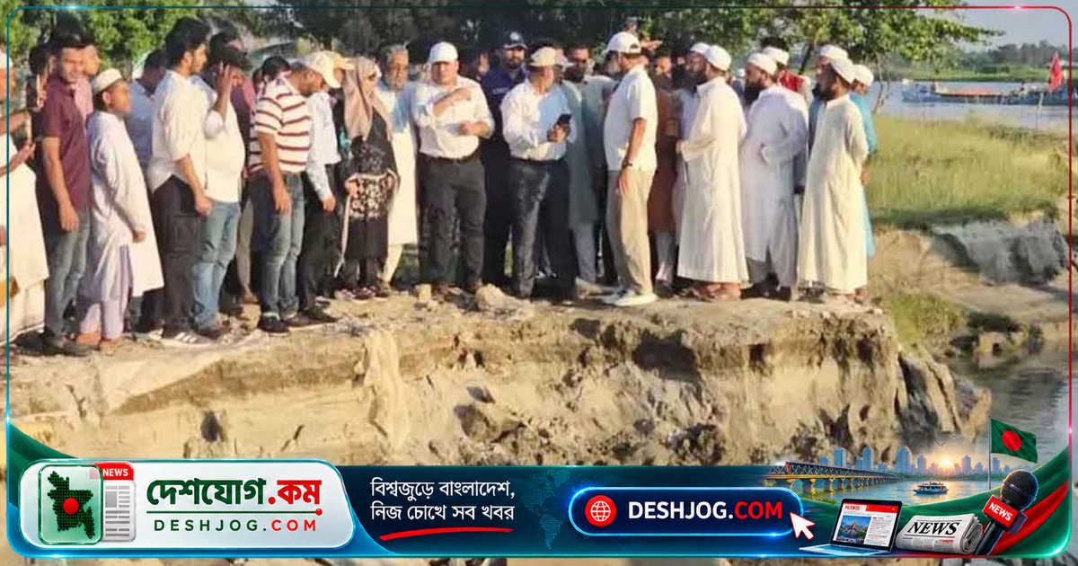 পদ্মার ভাঙনে মসজিদ নদীতে ডুবে যাওয়ার পর মুসল্লিরা খোলা মাঠে নামাজ পড়ছেন মুন্সীগঞ্জে