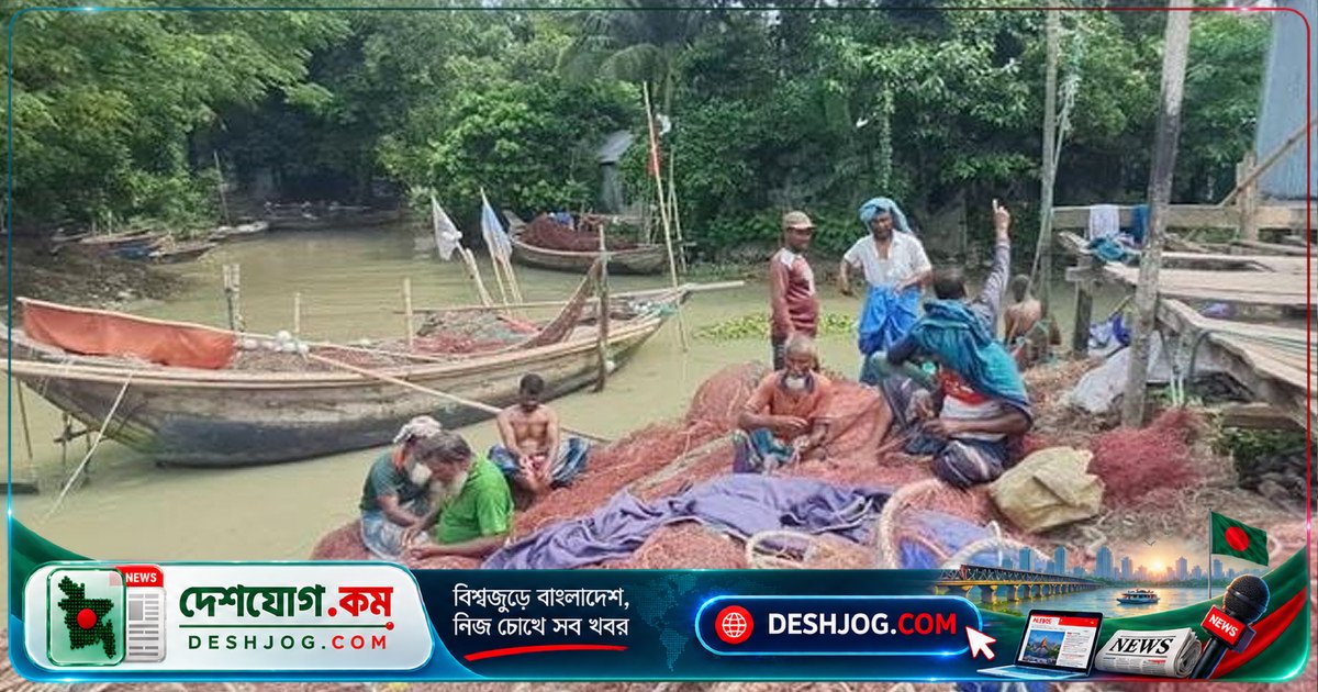 পদ্মা-মেঘনা নদীতে ২২ দিনের ইলিশ নিষেধাজ্ঞা: মাছ ধরার কাজ বন্ধ, জেলেরা নৌকা ডাঙায় তুলে রাখছে