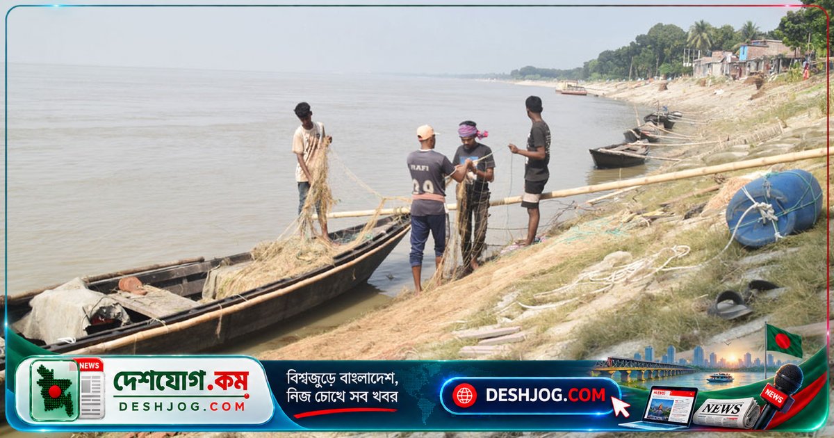 পদ্মা নদীর জালে ধরা পড়লো বাগড়-রুই-কাতলা! জেলেরা পরিষ্কার করছেন ময়লা-আবর্জনা