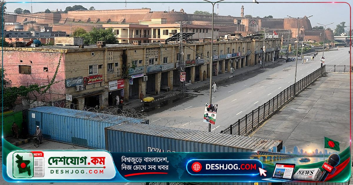 পাকিস্তানের পেশোয়ারে জরুরি অবস্থা জারি: কনটেইনার দিয়ে বন্ধ রাস্তা, পুলিশের কড়া নিরাপত্তা