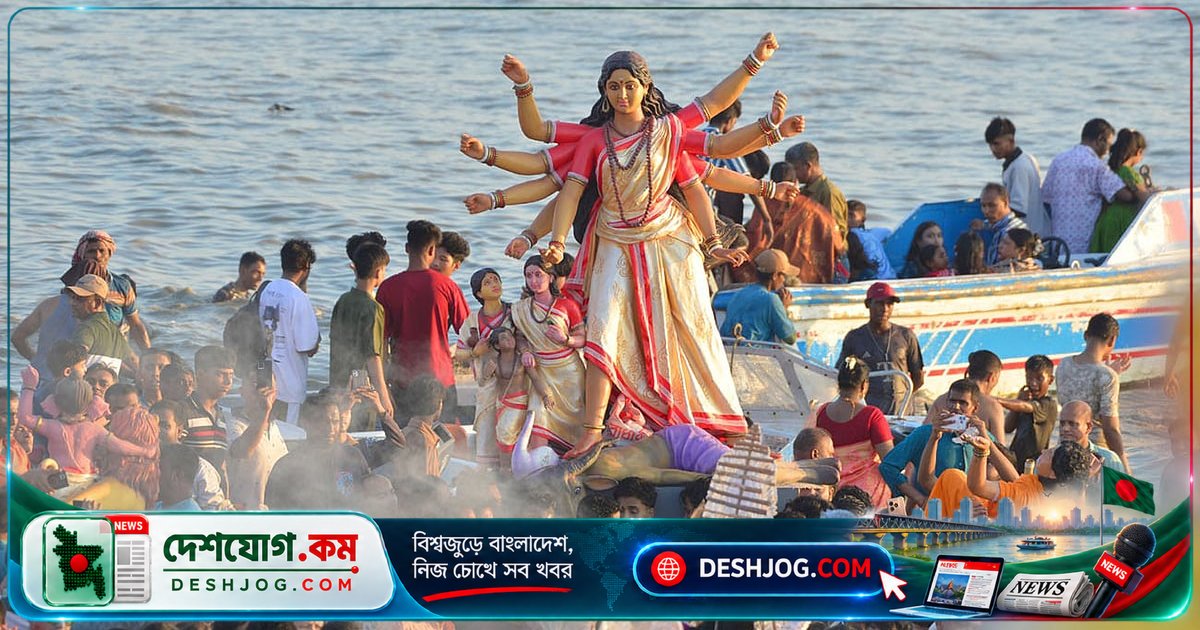 পতেঙ্গার সমুদ্রসৈকতে দেবী দুর্গার বিদায়: শরতের অপেক্ষা শুরু হয় বিষাদমাখা মনে