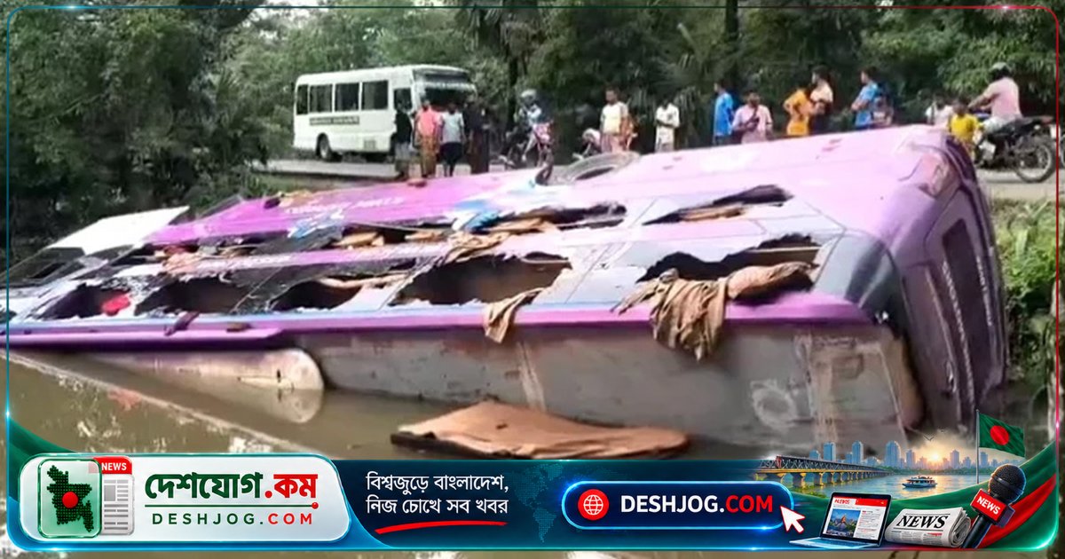পটুয়াখালীতে ডাবল ডেকার বাস পুকুরে পড়ায় ১৫ পর্যটক আহত, চালক ও হেলপার পলাতক