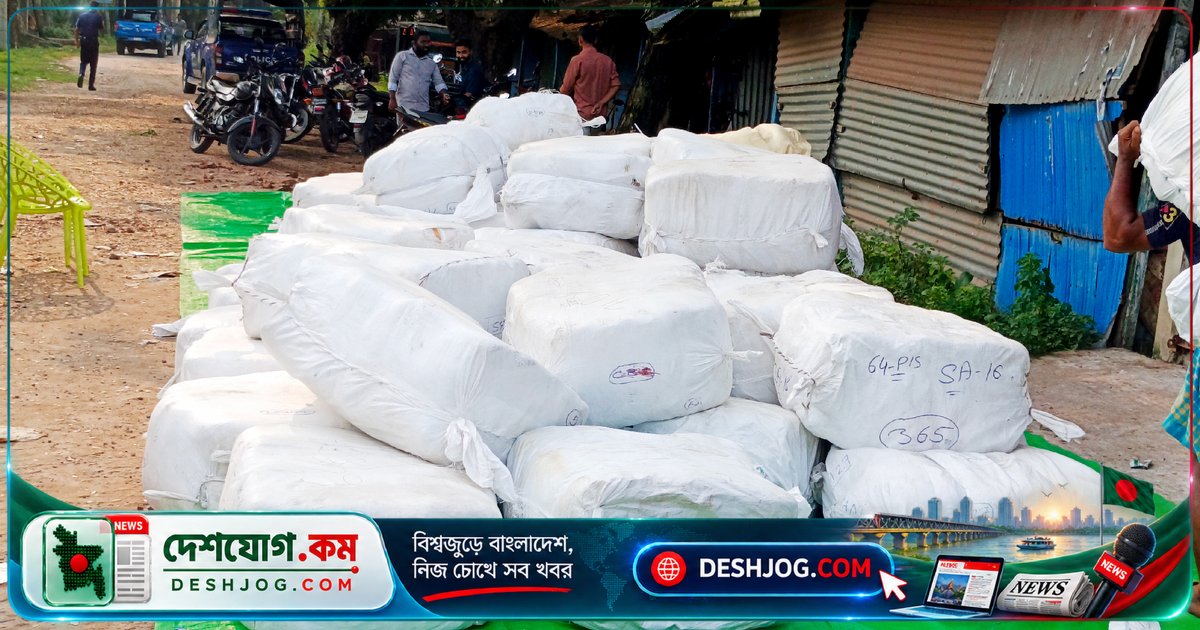 পিরোজপুরে ট্রলার আটক: ভারতীয় পোশাকের বিপুল মালামাল উদ্ধার, মাঝি পালিয়ে যায়