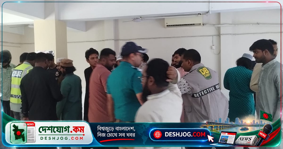 তেজগাঁও কলেজ মসজিদে বৈঠককালে উগ্রবাদী সন্দেহে পুলিশ আটক করে ২৩ জন