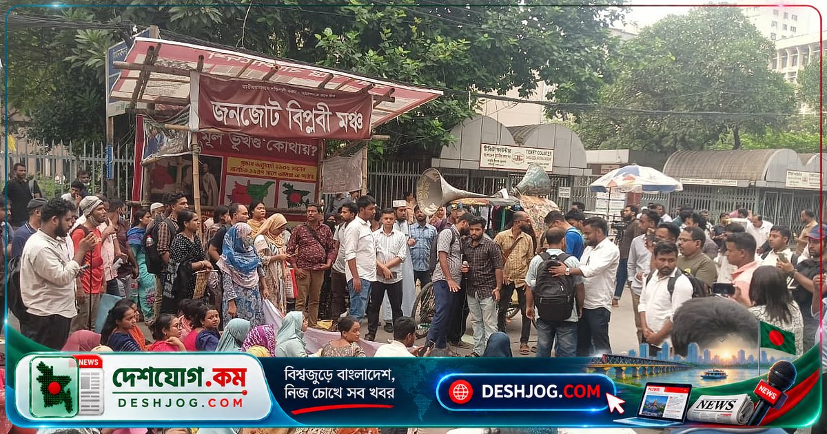 নির্বাচিত সহকারী শিক্ষকদের অবস্থান আন্দোলন: ‘নিয়োগপত্র না পেলে আন্দোলন চলবে’