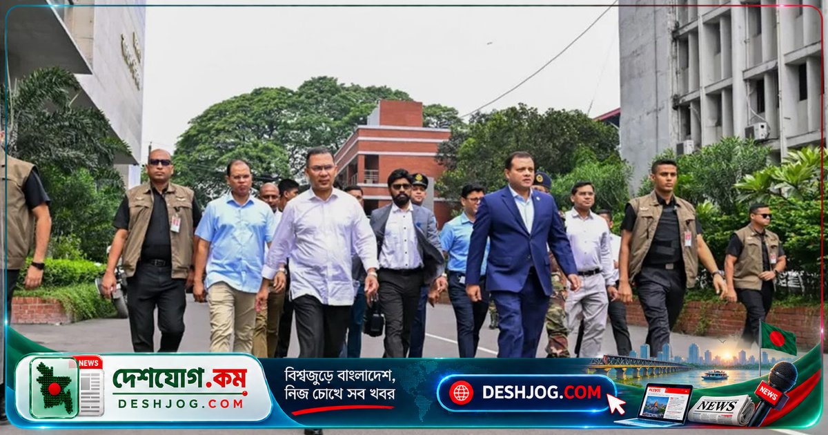 সচিবালয় থেকে হেঁটে জন্মাষ্টমী অনুষ্ঠানে যোগ দিতে প্রধানমন্ত্রীর ওসমানী মিলনায়তনে গমন