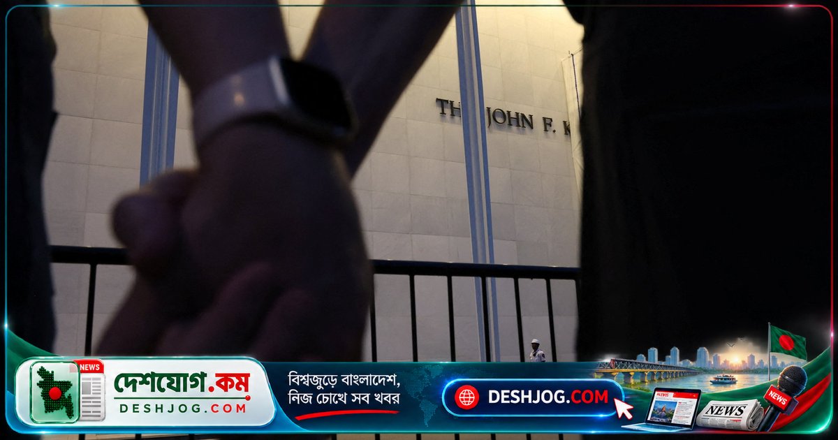 ডোনাল্ড ট্রাম্পের হাত থেকে কেনেডি সেন্টার রক্ষা করতে ওয়াশিংটন সড়ক জুড়ে মানবশ্রেণী গঠন