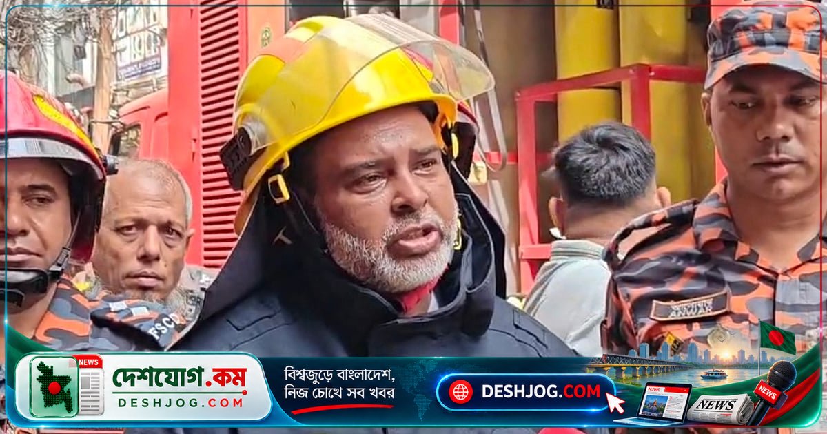 পুরান ঢাকার মনসুর খান প্লাজা মার্কেটে আগুনে পুড়ে যাওয়া ৭-৮টি গুদামে ক্ষয়ক্ষতি বেড়ে চলেছে, নেভানোর কাজ এখনো শেষ হয়নি