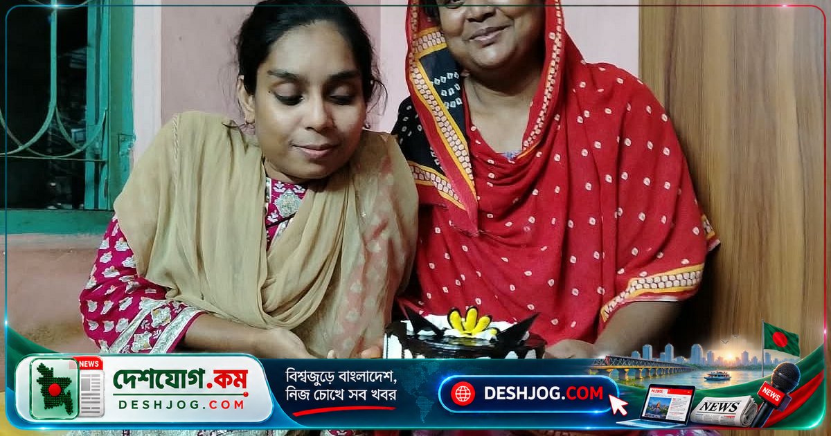 প্রতিবন্ধকতার বিরুদ্ধে লড়াই: মায়ের পায়ে পথচলা করে স্নাতকোত্তর ডিগ্রি অর্জন রাজিয়া সুলতানার গল্প