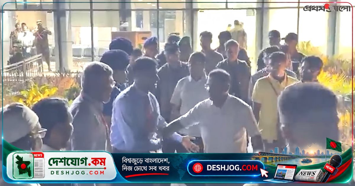 রাজশাহীতে প্রধানমন্ত্রীর সঙ্গে করমর্দনে বিভাগীয় কমিশনারের অপ্রত্যাশিত আচরণ: সরকারি কর্মকর্তাদের রাষ্ট্রাচার ও শিষ্টাচার নিয়ে প্রশ্ন উঠছে
