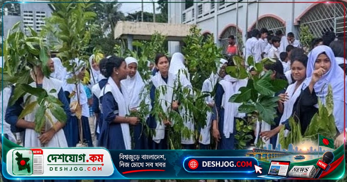 রাঙ্গাবালীতে শিক্ষার্থীদের হাতে ৭০০ গাছের চারা তুলে দিলেন জেলা বিএনপি সভাপতি