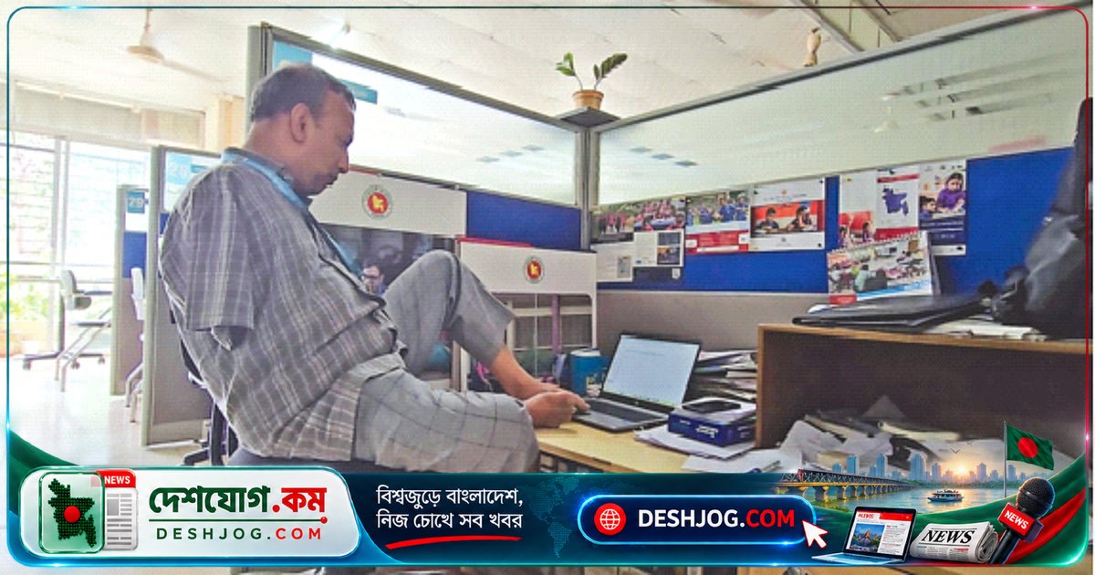 হাত ছাড়াই পা দিয়ে কাজ করে ২১ বছর: রাশিদুলের অলৌকিক সংগ্রামের গল্প