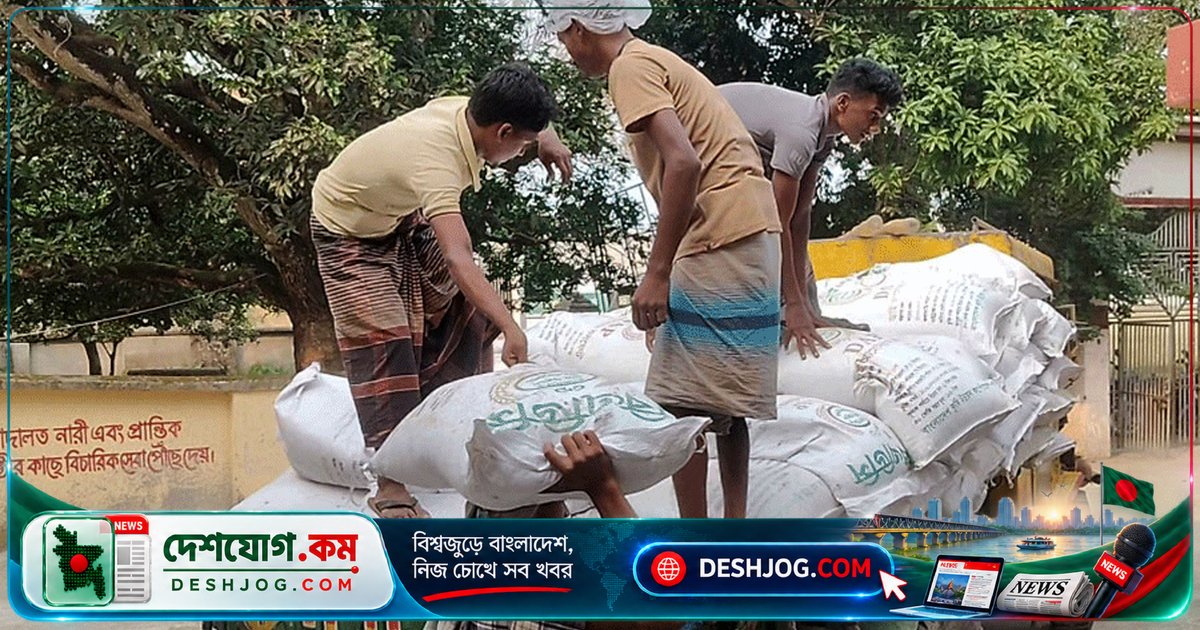 চাঁপাইনবাবগঞ্জে ১৬৪ বস্তা সার জব্দ, কৃষকদের কাছে সরকারি মূল্যে বিক্রি