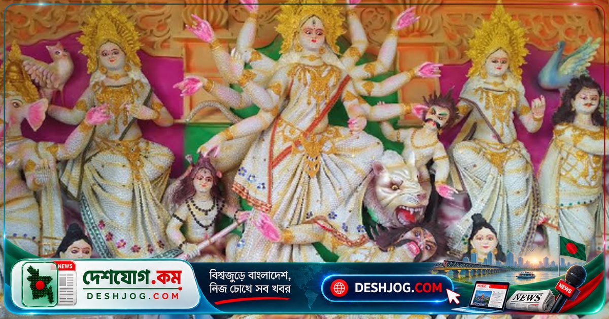 সাতক্ষীরার বুড়িয়া মন্দিরে মুক্তার নকশায় সাজানো ১৩টি দুর্গা প্রতিমা: দর্শনার্থীদের আকর্ষণে নতুন রূপ
