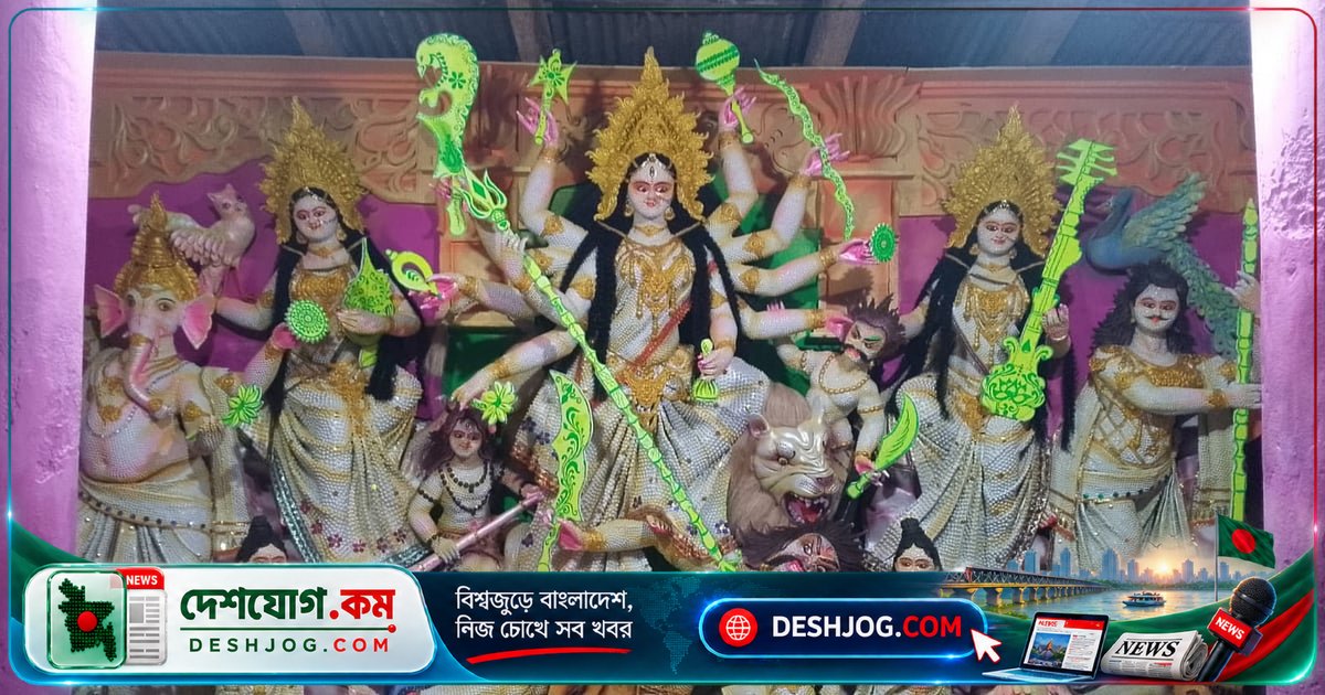 সাতক্ষীরায় দুর্গাপূজার প্রতিমা সাজে মুক্তা-পুঁতি থেকে তিল-কিশমিশে রূপান্তর: শিল্পীদের চ্যালেঞ্জিং কাজ