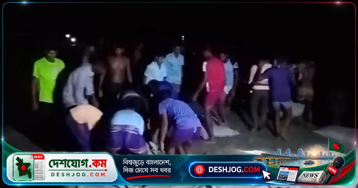সাতক্ষীরা: ঘূর্ণিঝড় সতর্কবার্তার মধ্যেই খোলপেটুয়া নদীর বাঁধ ভেঙে পড়েছে, এলাকাবাসী প্রাণপণ রক্ষাকাজে জড়িয়ে পড়েছে