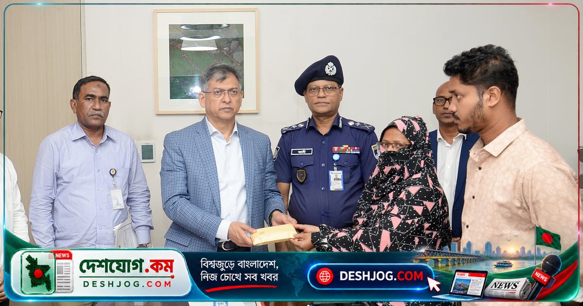 সাভারের সন্ত্রাসী হামলায় শহীদ এসআই আলতাফের পরিবারকে দেন মন্ত্রী সর্বাত্মক আশ্বাস: পুলিশ পদক ও ছয় লাখ টাকা সহায়তা