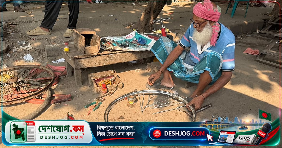 উচ্ছেদের শিকার শাহ আলম: ঋণ সহায়তা পেয়ে আবার শুরু করলেন রিকশা-ভ্যান মেরামতের কাজ