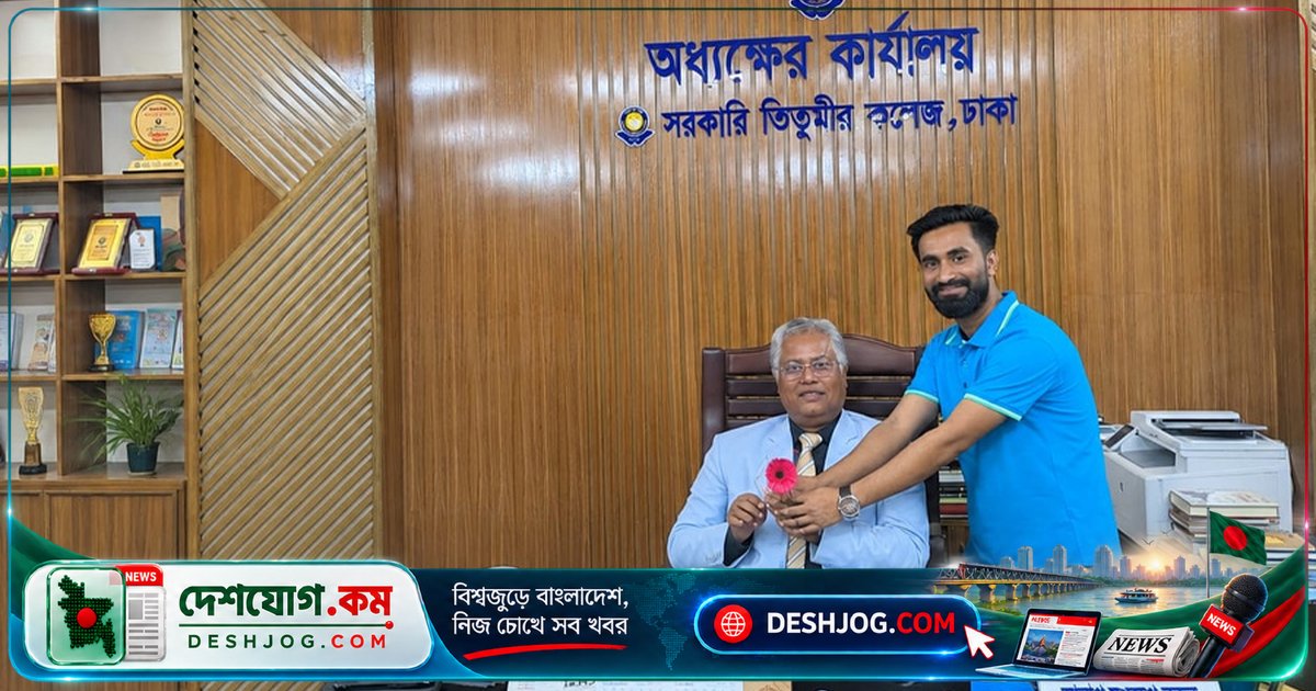 তিতুমীর কলেজে শিক্ষক দিবসে মাসুদ রানা পাটোয়ারী ফুল দিয়ে শ্রদ্ধা জানান শিক্ষকদের