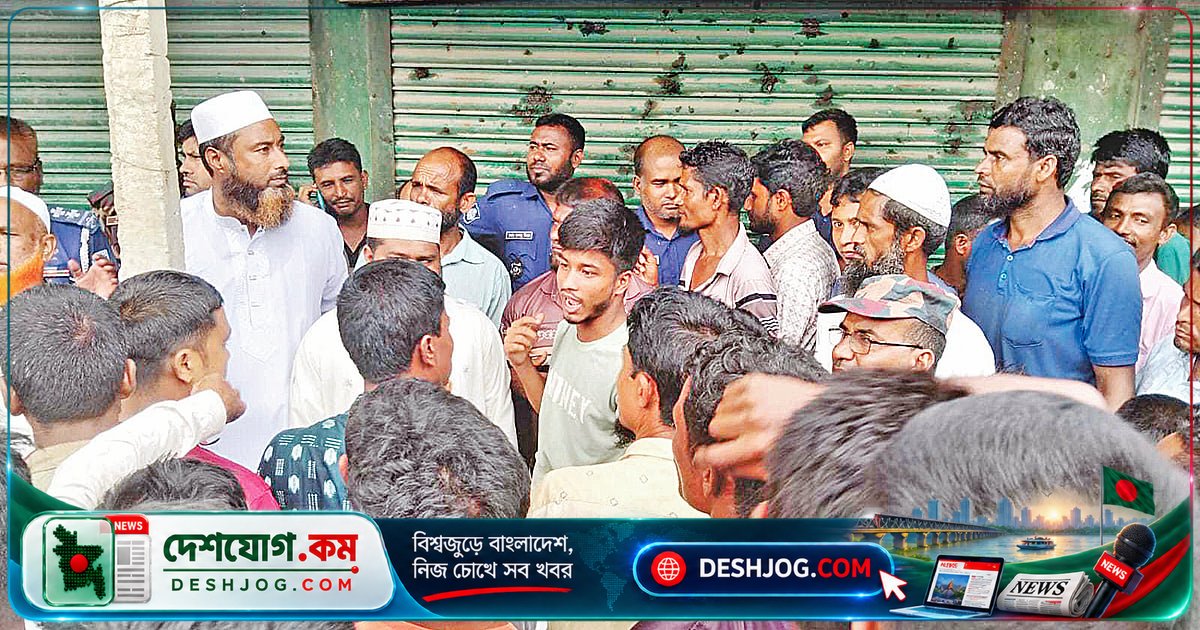 উলিপুরে সার সংকটে কর্মকর্তা অবরুদ্ধ, কৃষকদের আক্রমণ থেকে উদ্ধার পুলিশ