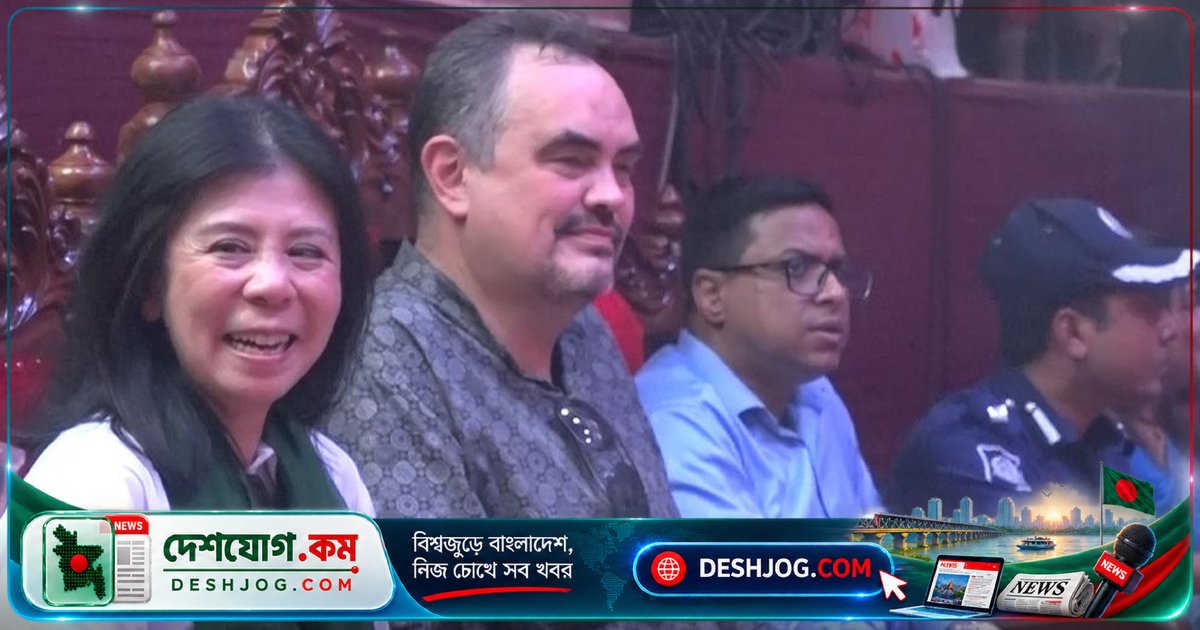 মার্কিন রাষ্ট্রদূত নারায়ণগঞ্জের ঐতিহ্যবাহী পূজামণ্ডপে মুগ্ধ, শিশুদের নৃত্যে ভোগেন শারদীয় উৎসবের আনন্দ