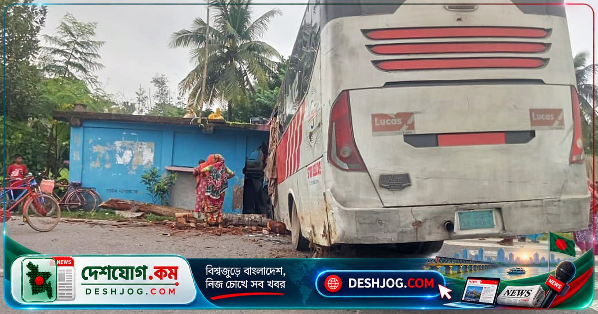 যশোরের মধ্যকুলে বাসের দুর্ঘটনায় নিহত পথচারী নারী, এতিমখানায় ভেঙে ঢুকে গেল বাস