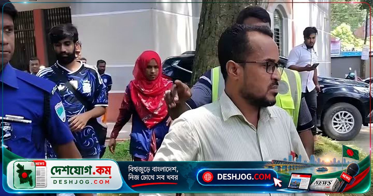 যৌন হয়রানির অভিযোগে সরকারি বিদ্যালয়ের শিক্ষককে পুলিশ হেফাজতে নিয়ে যায় যশোরের মনিরামপুরে ছাত্রীদের প্রতিবাদ
