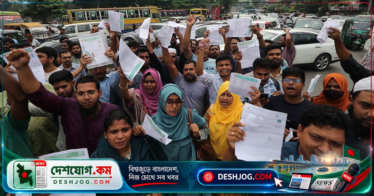 ৩ লাখ চাকরিপ্রার্থীর প্রত্যাশা ভেঙ্গে: প্রশ্নপত্র ফাঁসের দায় কে বহন করবে?